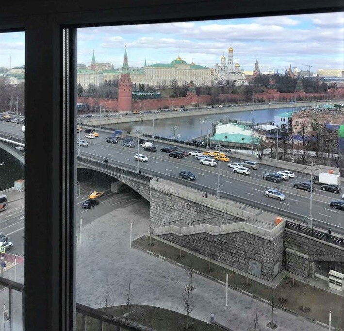 Дом на набережной. Вид на Кремль. Фото Светланы Растебиной.