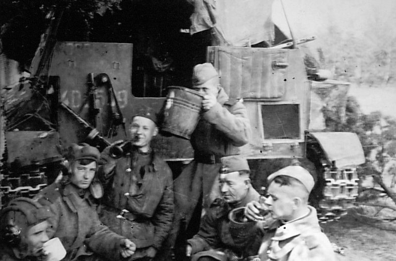 Экипаж САУ СУ-76 302-го ОСАД на привале во время марша на Берлин 