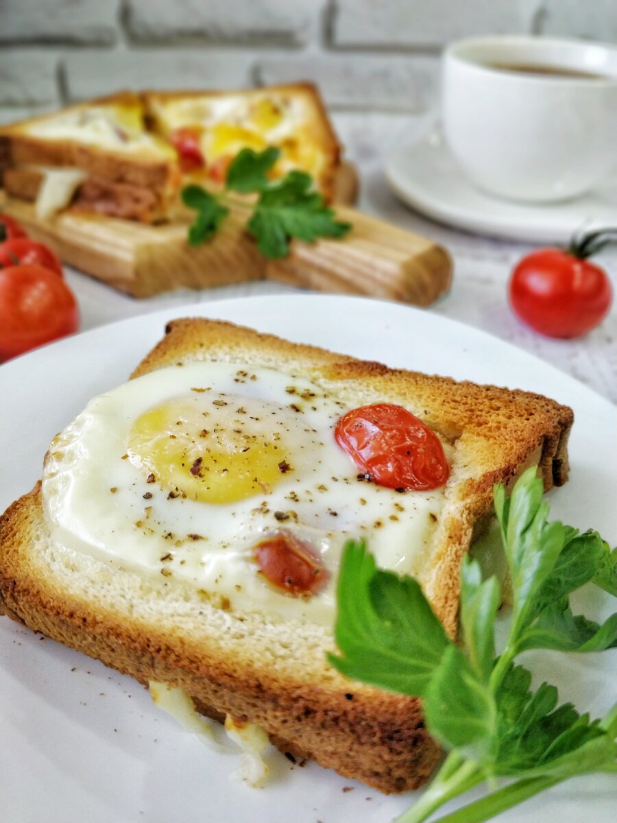 Тостовый хлеб с яйцом. Тост с яичницей. Глазунья с тостами. Завтрак с хлебом. Тосты на завтрак.