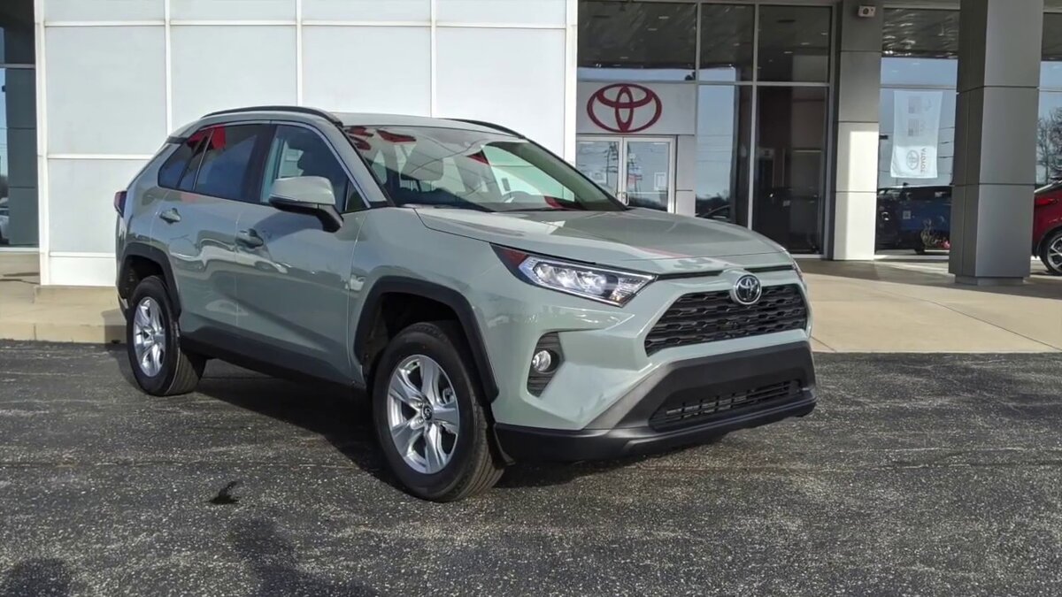 Новый РАВ4 около салона