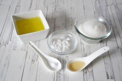 ШАГ 1:
Подготовьте все необходимые ингредиенты для выпечки меренги. Также вам понадобится чистая и сухая посуда для взбивания белкового теста. Подойдет стеклянная, эмалированная, керамическая емкость, но не алюминиевая, иначе белок станет серым.