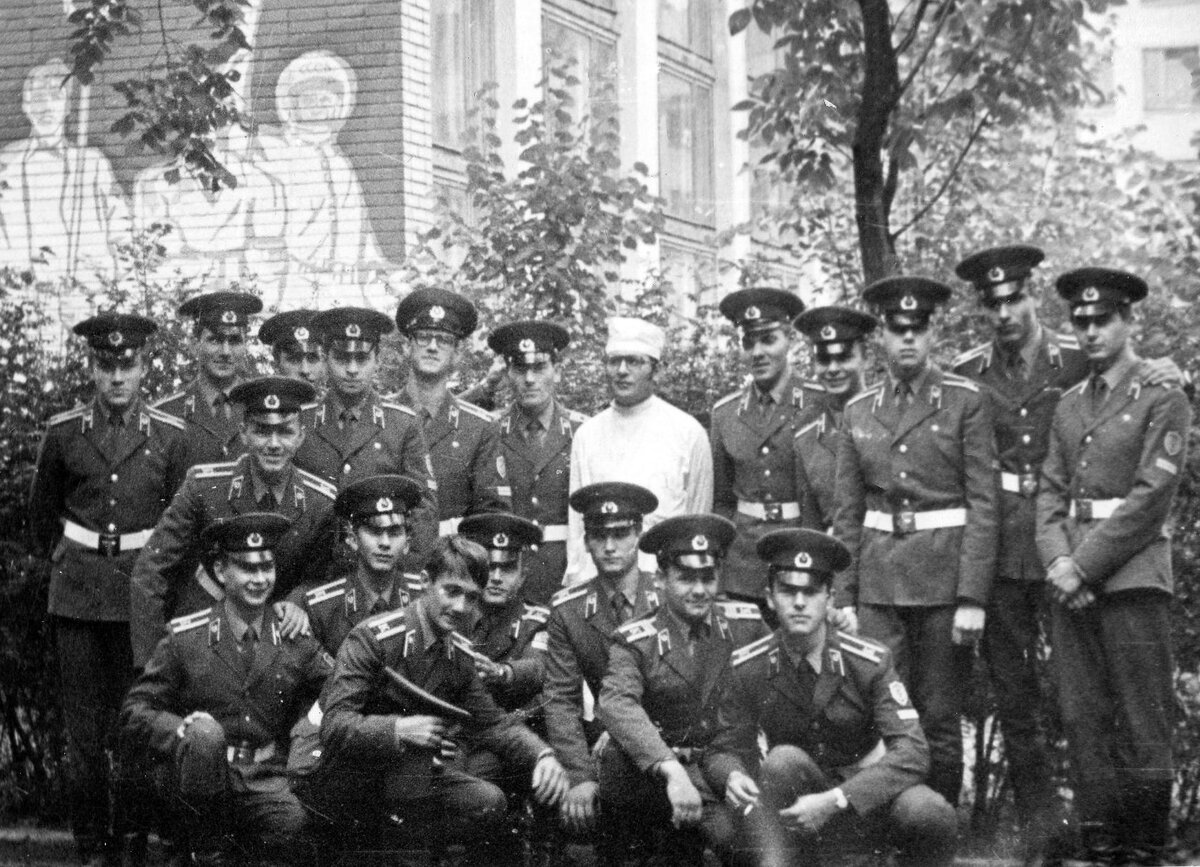 Фельдшер Федор Федорович в окружении курсантов ВПУ МВД СССР. Картинка взята из открытых источников интернета. Может бнаходиться в различных социальных сетях.