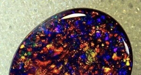 Черный опал с жёлто-алыми вспышками 