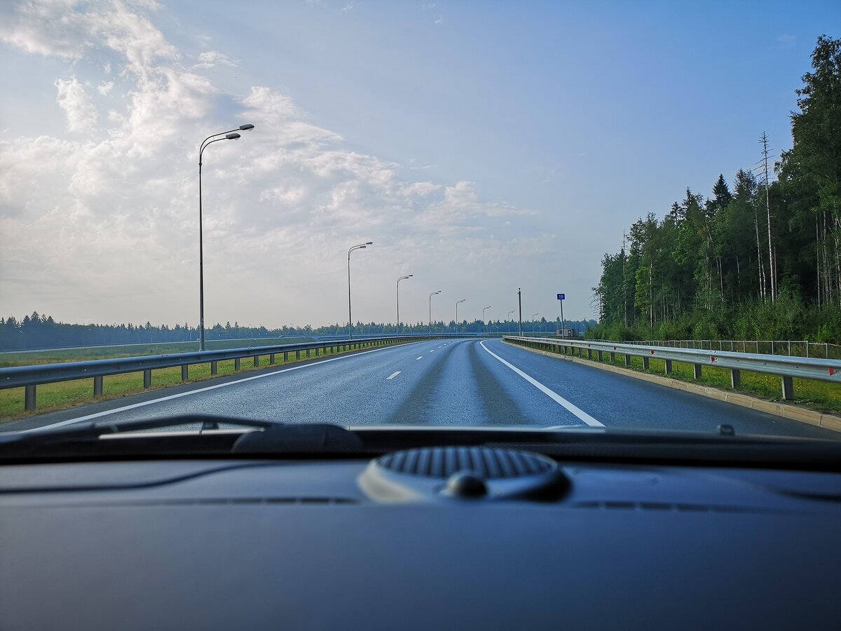 Съезд на трассу М-1. Фото автора.