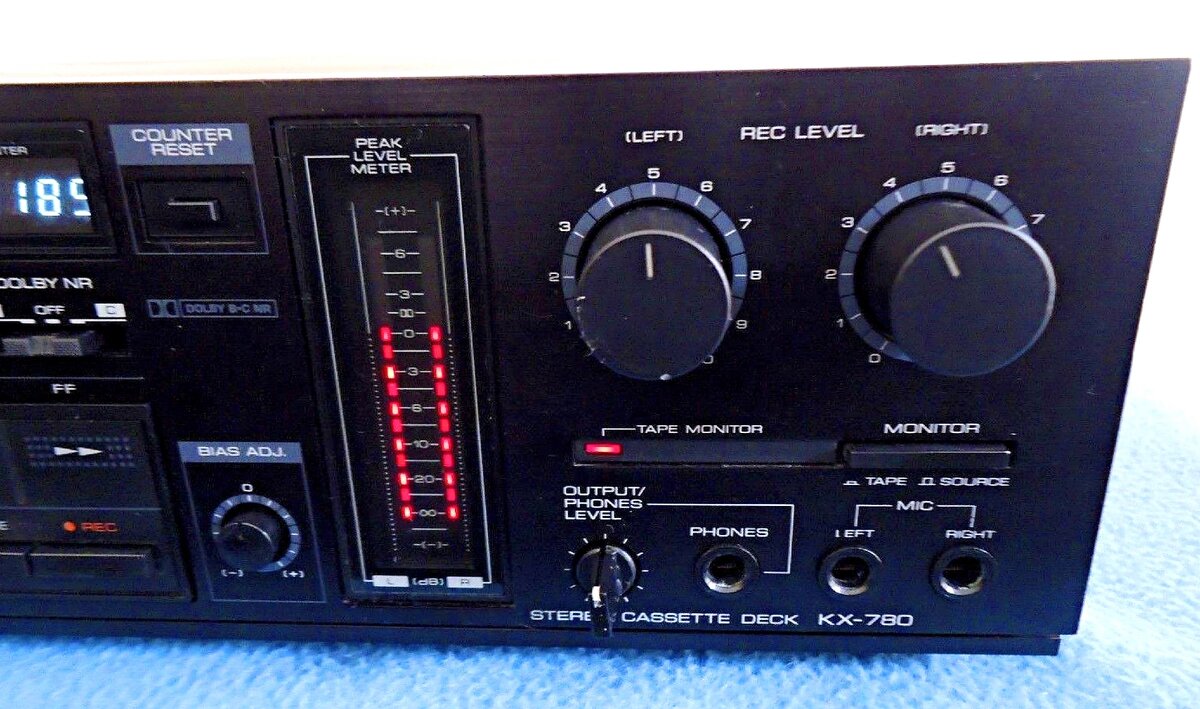 Kenwood KX 780, правая часть лицевой панели
