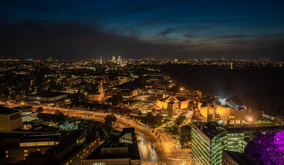 Creativ commons https://pixabay.com/photos/berlin-night-photograph-4577576/