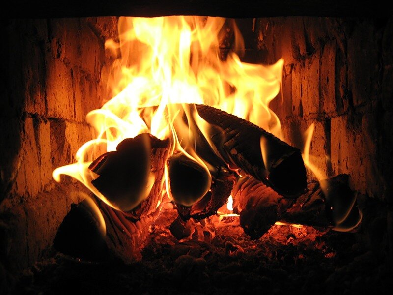 огонь в печи. русская печь с огнем. огонь в русской печке. русская печь на дровах. огонь в печи картинки.
