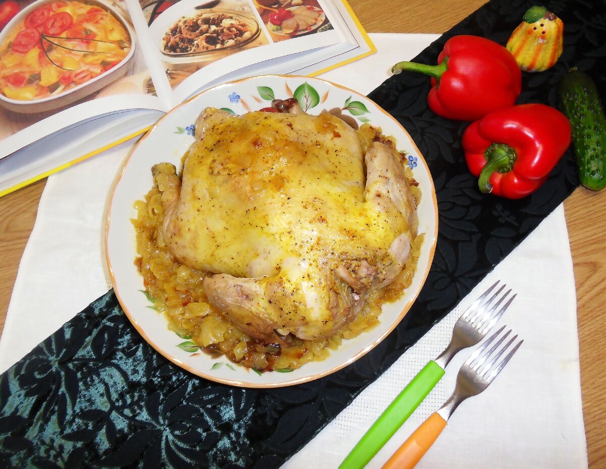 Золотистая курица на сковороде. Просто кухня курица.