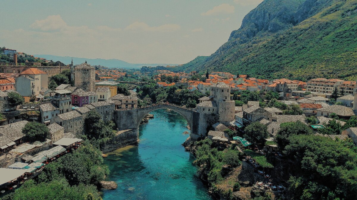Вид с минарета на знаменитый Мостарский мост и реку Неретва