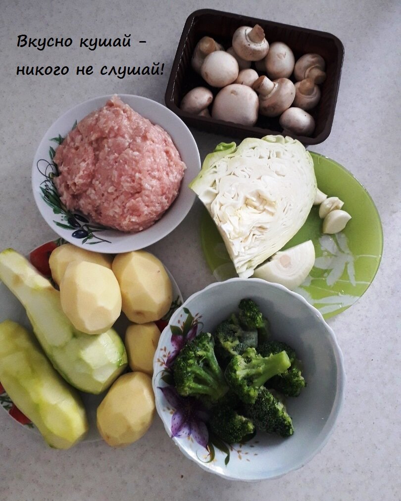 Запеканка из куриного фарша с капустой брокколи, яйцами и сыром