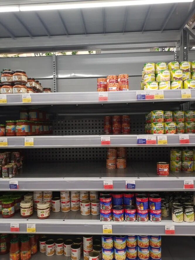 Снимок сделала 13 марта и сейчас он пригодился. Люди разобрали товар на уровне глаз - Лента продвигает свой менее бюджетный ТМ. При этом тот же товар и дешевле ТМ 365 дней от Ленты увидели намного меньше людей.