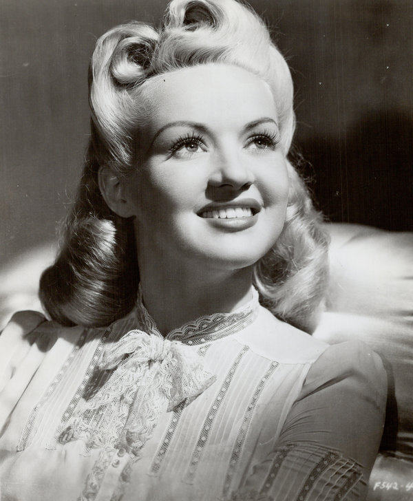 Актриса Betty Grable с прической Victory rolls