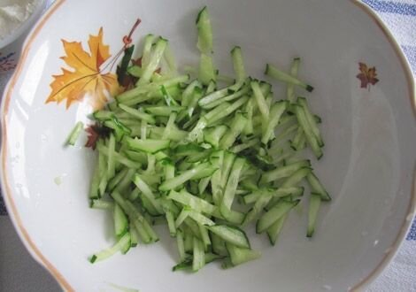     Их надо прежде всего тщательно помыть, а затем обсушить обычной бумажной салфеткой. Или просто вытереть полотенцем. А сейчас нарежем их. Обычной тонкой соломкой.   