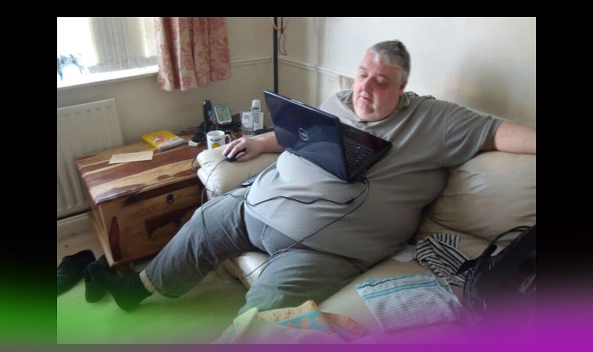 На фото не я) Но к стати первые 3-5 лет я проработал на диване и честно скажу - это удобнее чем стул и стол. Никаких болей в спине я не замечал.