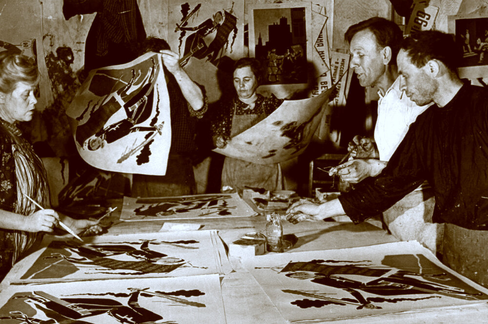 Советские художники рисуют антигитлеровские плакаты. 1941 г. Автор: Маргарет Бурк-Уайт. Фото: waralbum.ru. Источник использован в качестве иллюстрации.