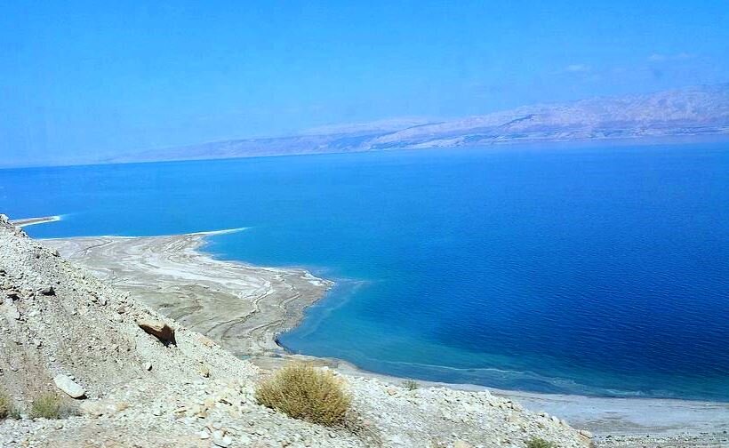 На снижение уровня воды в Мёртвом море указывают террасы, которые словно ступени спускаются к его поверхности