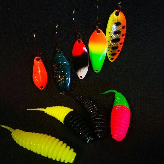 Микроблесна и силиконовые приманки на форель