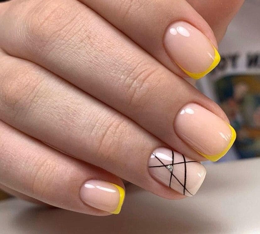  Желтый маникюр френч с черными полосками на коротких квадратных ногтях