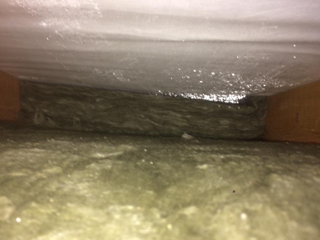 Конденсат от не правильно выбранного утеплителя. Вместо кровельного, смонтировали шумоизоляцию.