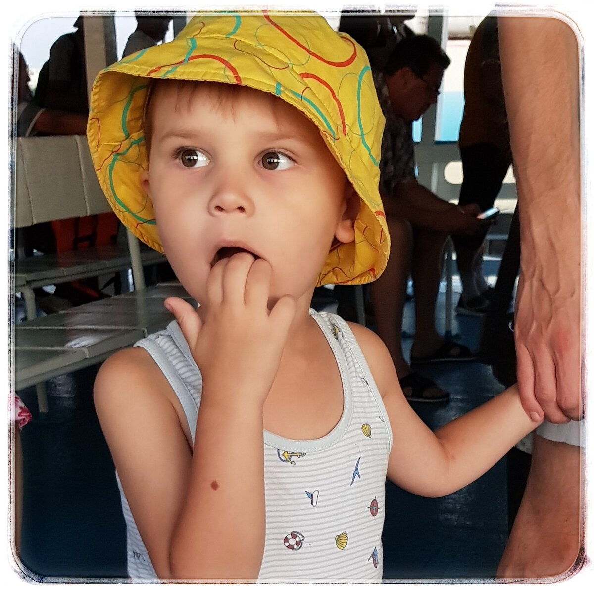 Разминает язык, чтобы лучше говорить