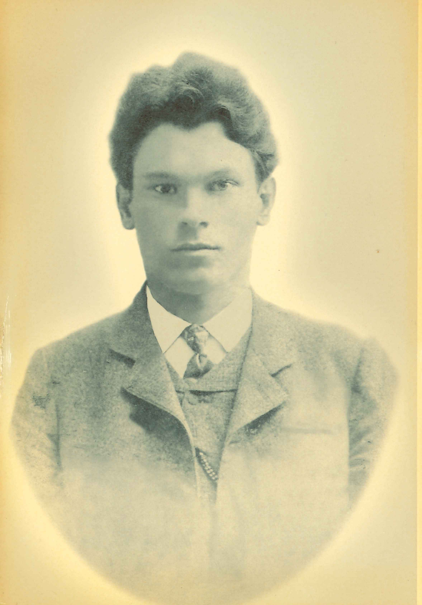 Георгий Александрович в юности. Фото из семейного архива. Предоставлено Черниловой Евгенией, внучкой Георгия Александровича 