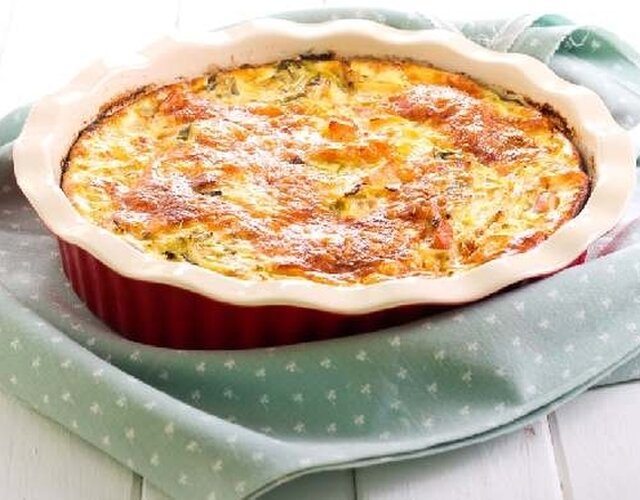 Пирог киш лорен – классический рецепт для французов, полюбившийся англичанам, немцам, американцам. Строгие правила приготовления сменило разнообразие – киш с грибами, киш с сыром тофу, киш…с чем угодно! Но одно в нем остается всегда – красивый вид, хрустящая основа и очень сытная начинка.