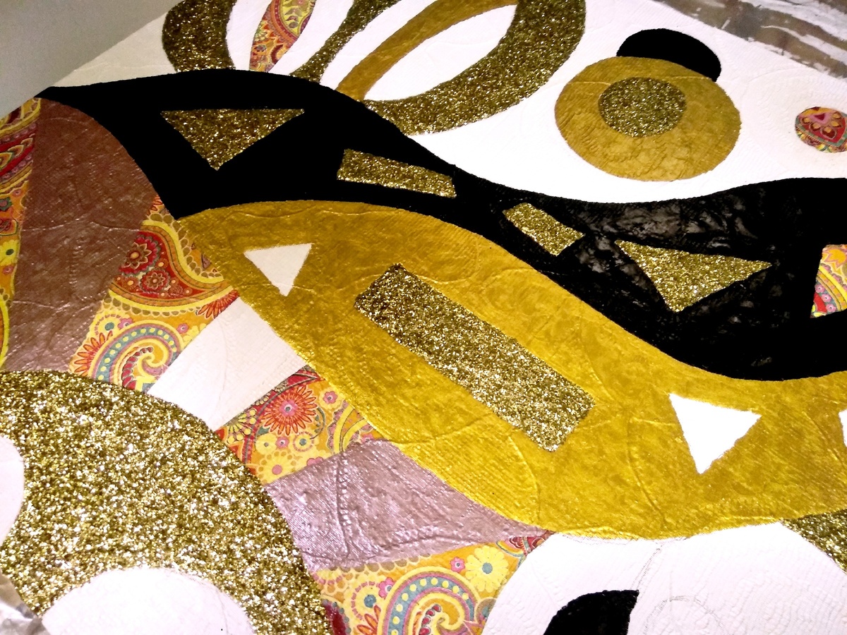 Фото автора. Процесс работы над картиной. Техника с блестками и декупажем.