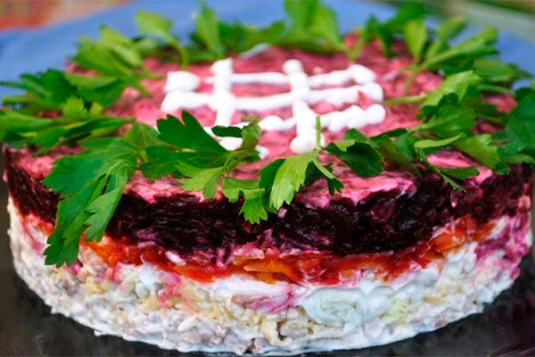 Для подачи можно использовать большую плоскую тарелку, кулинарное кольцо, прозрачный салатник (чтобы были видны разноцветные слои). Иллюстрация для статьи используется по стандартной лицензии ©dachnyedela.ru