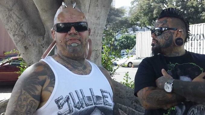 Кала работает в тату-салоне