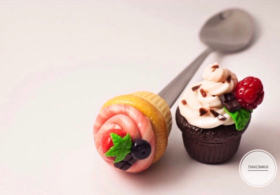 Пироженка справа- положила начало всему 