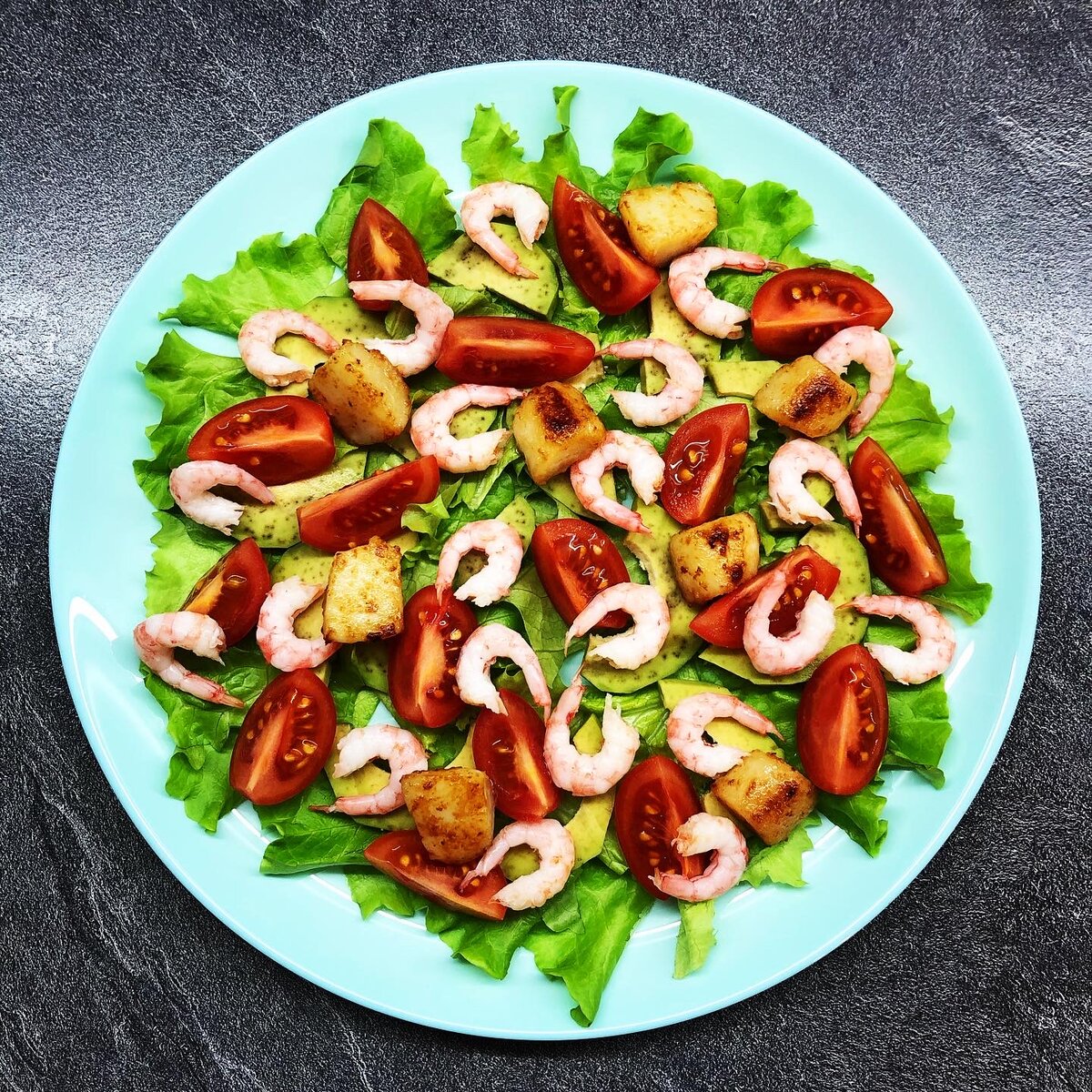авокадо сыр креветки. салат с клубникой. салат с авокадо. салат руккола манго авокадо. салат с креветками и авокадо и рукколой и черри.