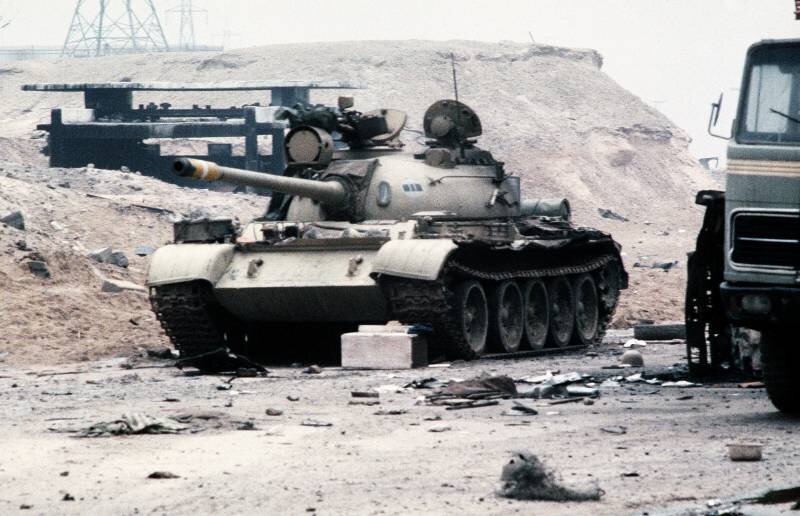  
Иракский танк Т-55, брошенный при отступлении, 1 февраля 1991 г. Фото US Army

Советские средние танки Т-55 поставлялись множеству зарубежных государств, и некоторые из них со временем разработали свои варианты модернизации такой техники. Весьма интересный проект был создан в Ираке в конце восьмидесятых годов, его задачей являлось повышение уровня защиты. Такой вариант Т-55 получил известность под названиями Al Faw и Enigma.
