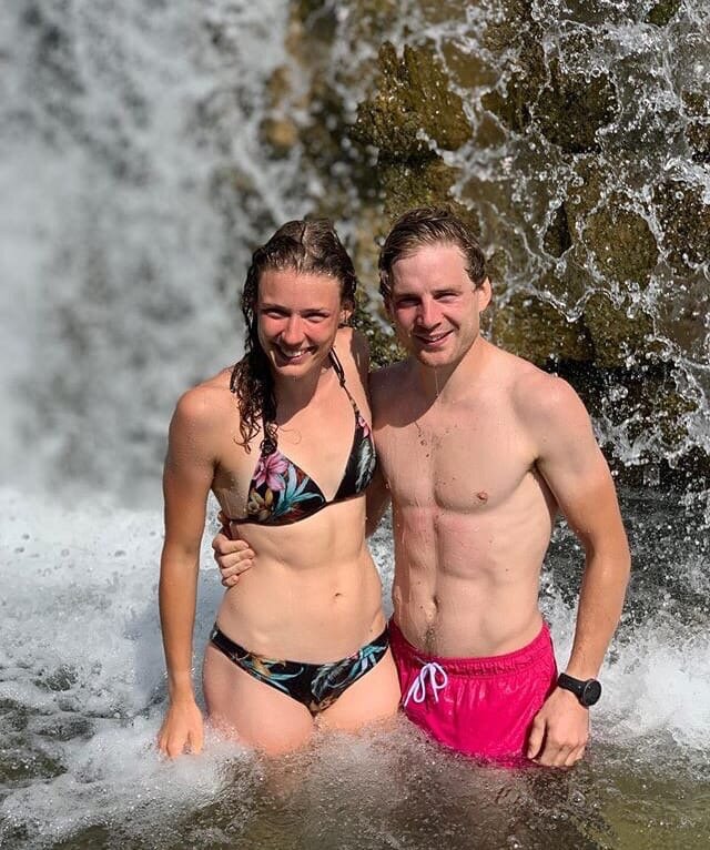 Что общего между шведскими биатлонистками и амазонками? Они безгрудые. Ханна со своим парнем Йеспером Нелином (тоже шведский биатлонист).