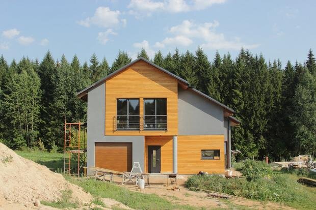 Евгений: Уменя есть опыт в строительной сфере,поэтому я сразу решил строить дом своими силами,покупка квартиры даже не рассматривал.Что выгоднее -возводить илипокупать готовый дом -сложный вопрос. Ведь готовые дома чаще всего приходится доделывать и устранять порой множество недоработок других строителей.  Начало запланировал на летний период, строить предполагал своими силами. Я рассчитывал потратить 2-3 недели на подготовку участка, заказ и доставку стройматериалов, 2 недели на возведение свайного фундамента, 3 недели — коробки с кровлей и окнами. Потом перерыв на зиму. И на следующий год отделка и плюс инженерные сети.
— По времени строительство заняло столько, сколько и планировал. Однако я не учел два момента. — Во-первых, средств требовалось быстрее и больше. Во-вторых, после начала работ стало ясно, что я ничего не знаю о строительстве дома, будучи даже осведомленным в этом вопросе. Быть строителем — это одно, а работать в строительной конторе — совсем другое. Постоянно возникали вопросы, приходилось обращаться за консультацией, даже переделывать. Сейчас я уже поступил бы по-другому: фундамент и возведение коробки дома доверил строительной компании. А сам бы занимался постоянным контролем и отделкой. Так в итоге вышло бы дешевле.
Моей большой ошибкой было то, что я пренебрег детальным планом дома  Стоимость материалов учитывал по минимуму, ко всем денежным расчетам в итоге пришлось добавить около 15 % дополнительных затрат.
— В итоге построили двухэтажный дом со встроенным гаражом.—  Строили с июня по октябрь, что-то доделывали и в ноябре, когда погода позволяла.
И так по моим подщетам возведение дома выйдет дешевле покупки квартиры в том случае, если строить максимально своими силами и при жестком контроле всех расходов. Конечно, квартиру такой площади  за эти деньги не купишь. Поэтому если есть где жить и возможность накопить нужную сумму, то задуматься над постройкой собственного дома всё-таки стои