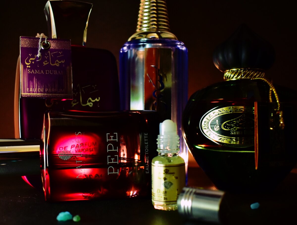 Арабские духи не заканчиваются уже 3 года. Держатся на одежде неделями, а на коже - до мытья