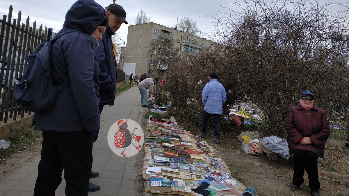 Блошиный рынок обычного провинциального городка. Фото из личного архива автора