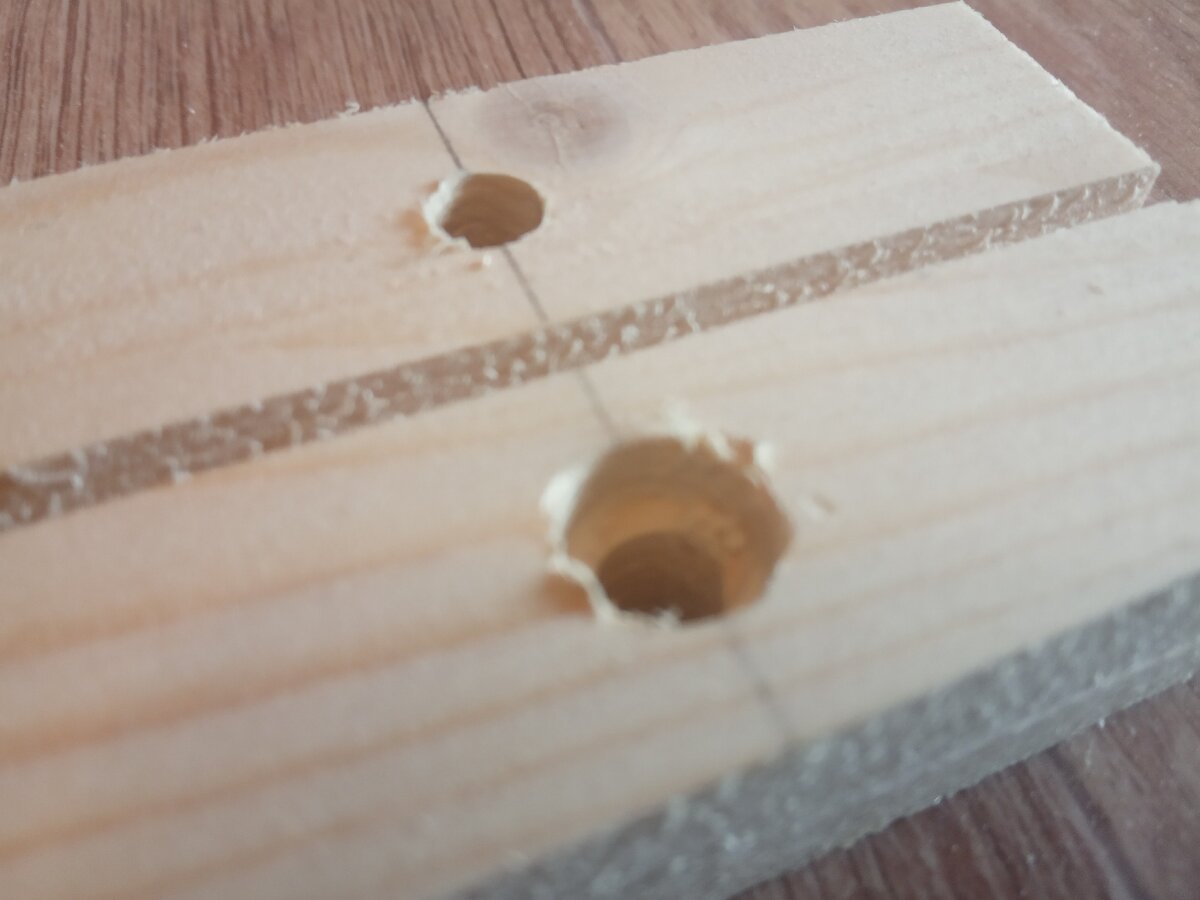 Металлическая фурнитура для функционирования деревянных изделий