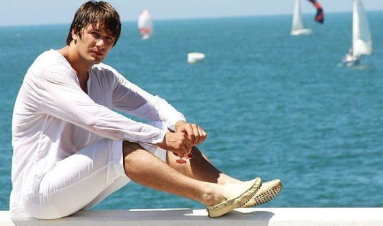 Александр Константинов родился и вырос в Крыму 
Источник: https://uznayvse.ru/znamenitosti/biografiya-aleksandr-konstantinov.html