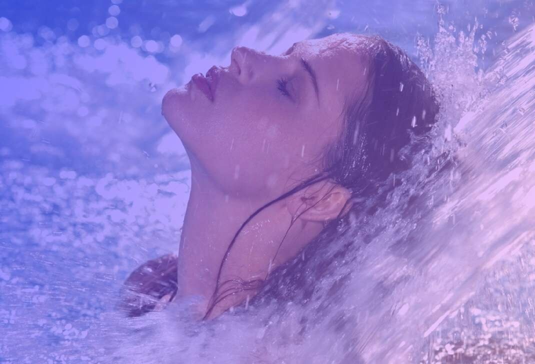 Девушка практикует обливания