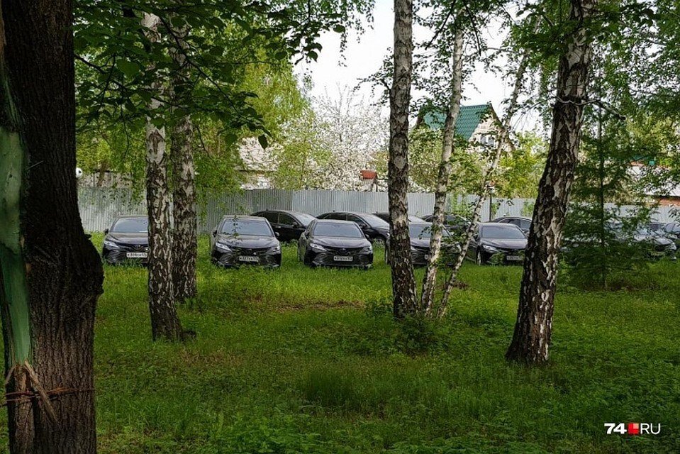 Вот так стояли машины под открытым небом.