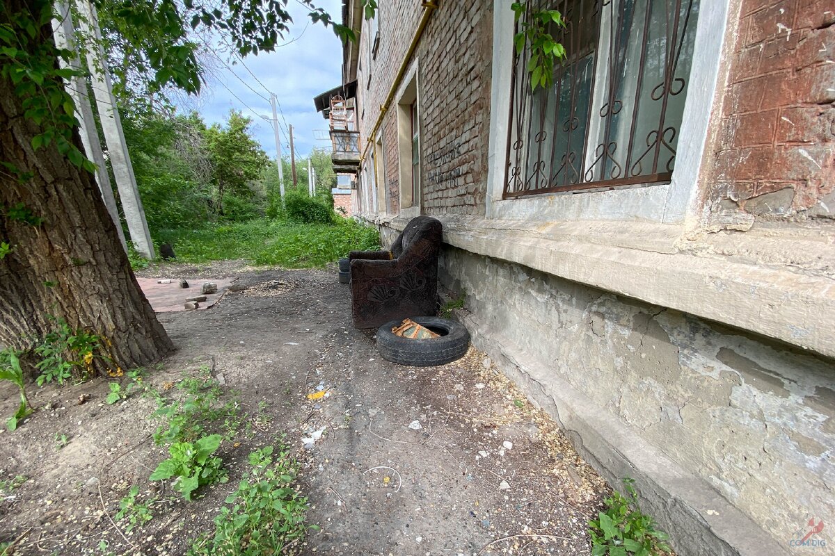 Кресло около дома.