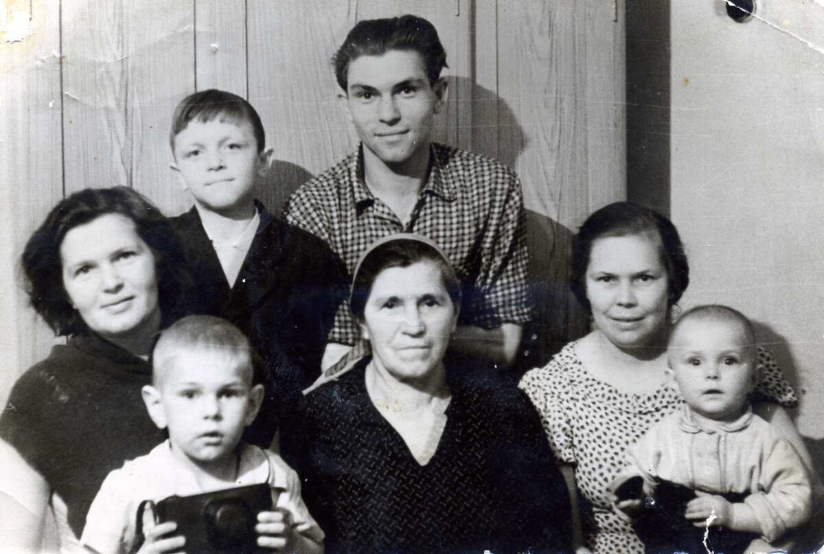 Начало 60-х, моя бабушка в центре, с фотоаппаратом мой старший брат, а я справа
