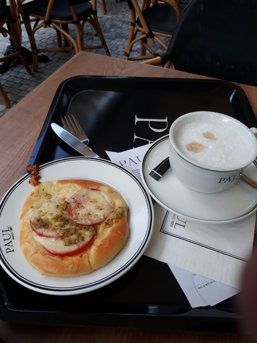 Утро, кофе, осень, вкусная булка, кофе, Прага. Скучаю.