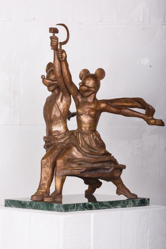 А. Косолапов «Микки и Минни, рабочий и колхозница», 2011 год