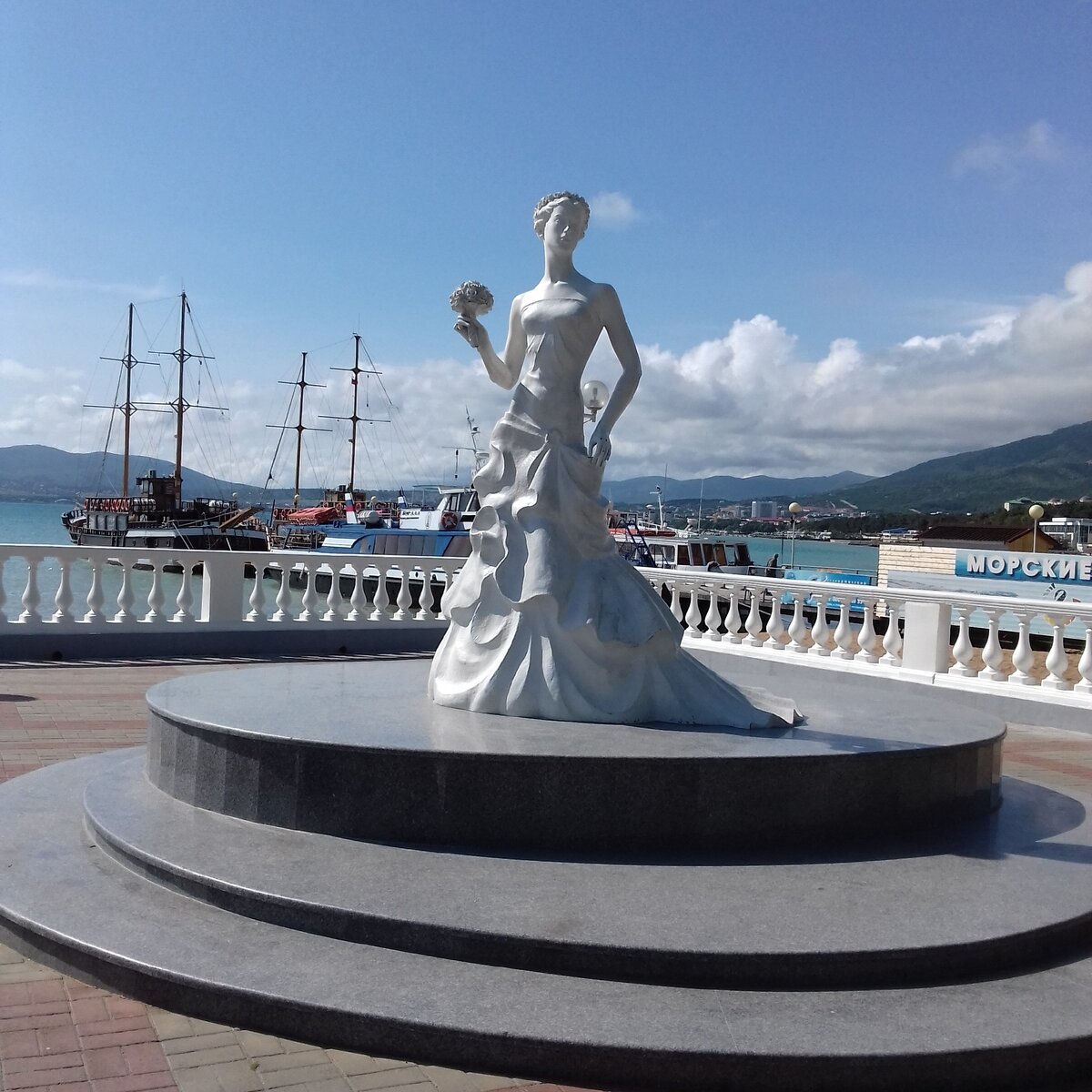 Скульптура на Центральной площади в городе-курорте