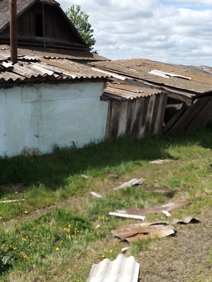 Ветхие постройки покосились, а то и вовсе рухнули.