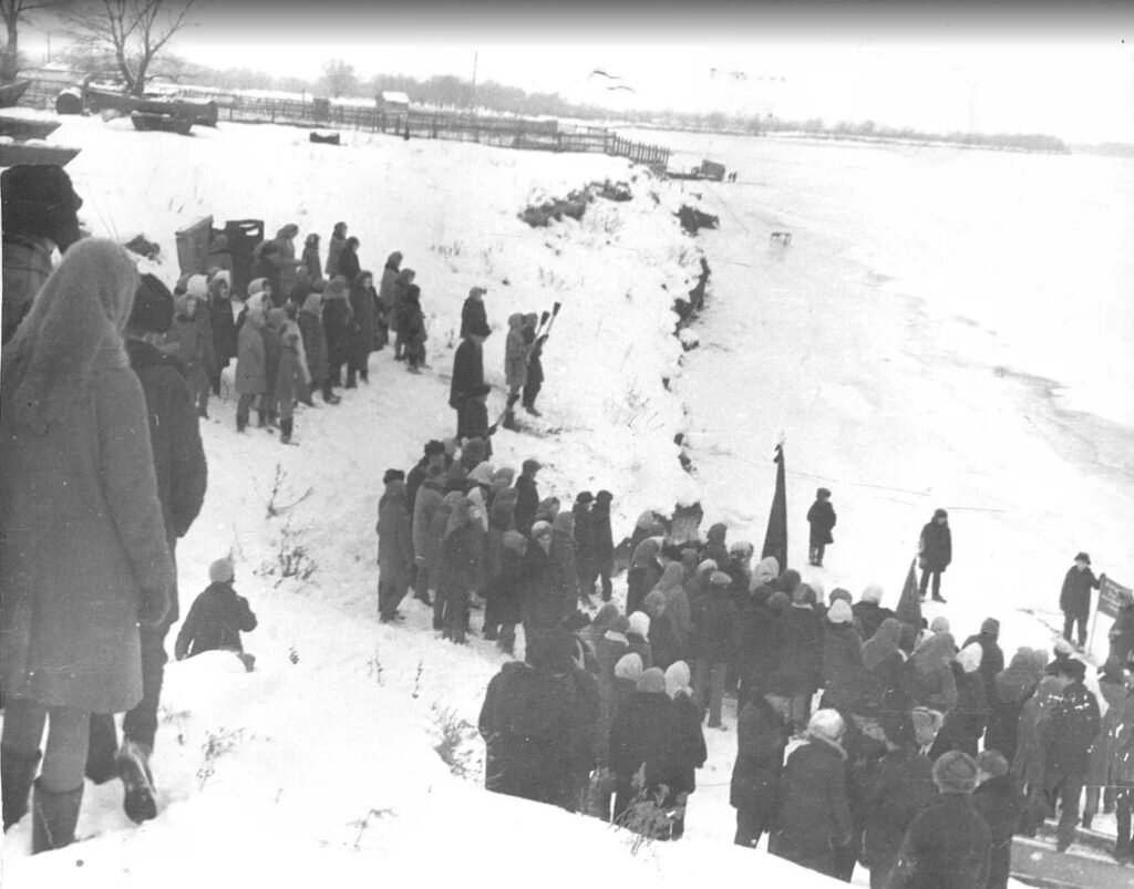 
Траурный митинг на берегу Дона в станице Романовская, посвящённый 30-летию трагической гибели участников Романовского подполья. Именно на этом месте они были зверски казнены (Фото из музея краеведения)