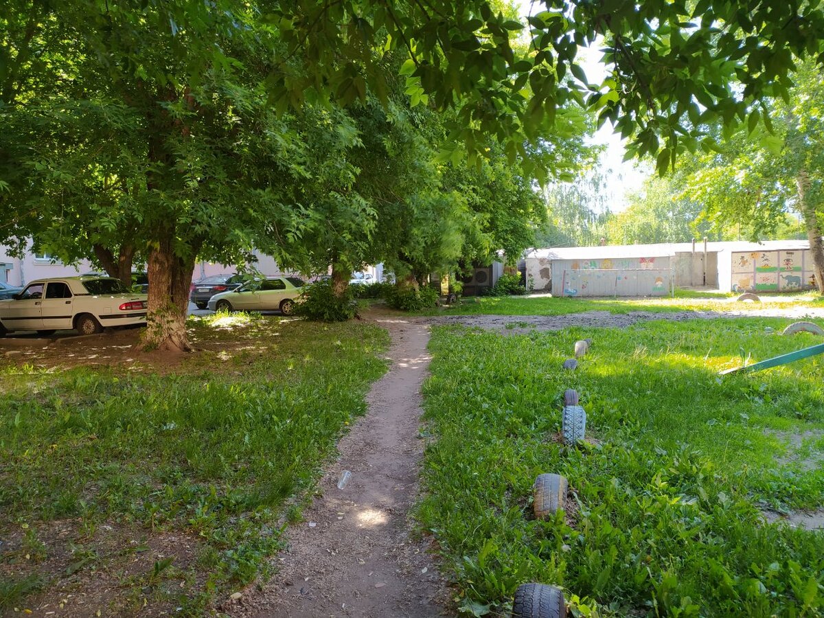 Вот и тропинка через двор.