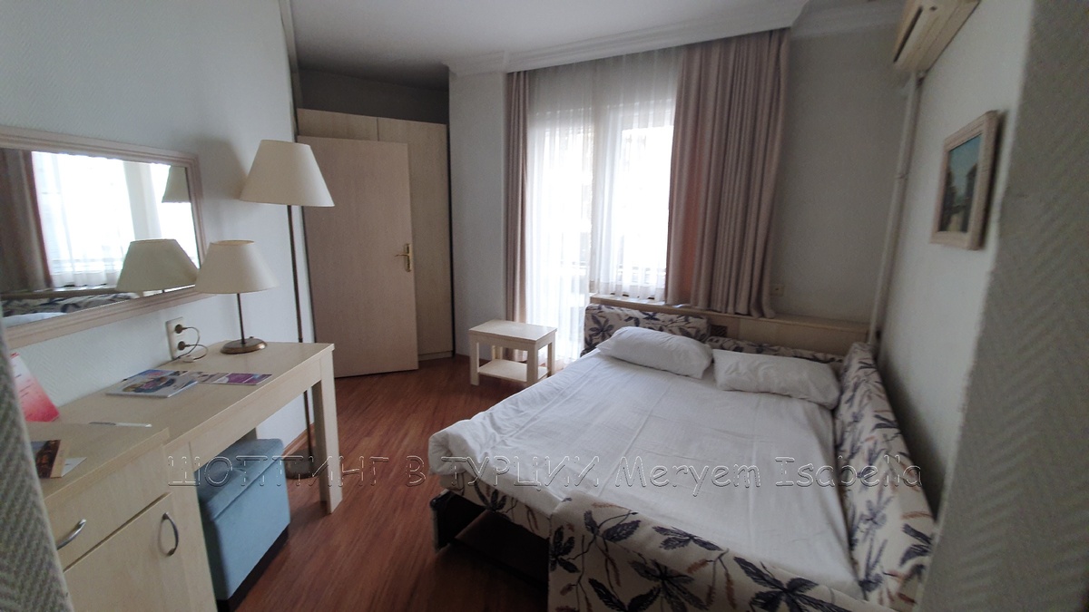 Номер небольшой. Главная комната.  Нам заправили постель. Обслуживание в отеле очень хорошее и ненавязчивое.