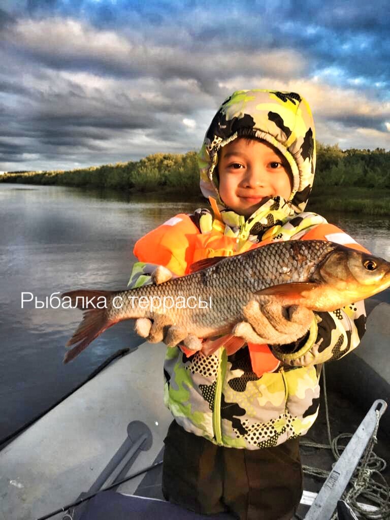 Мой пятилетний  сын со мной на рыбалке
